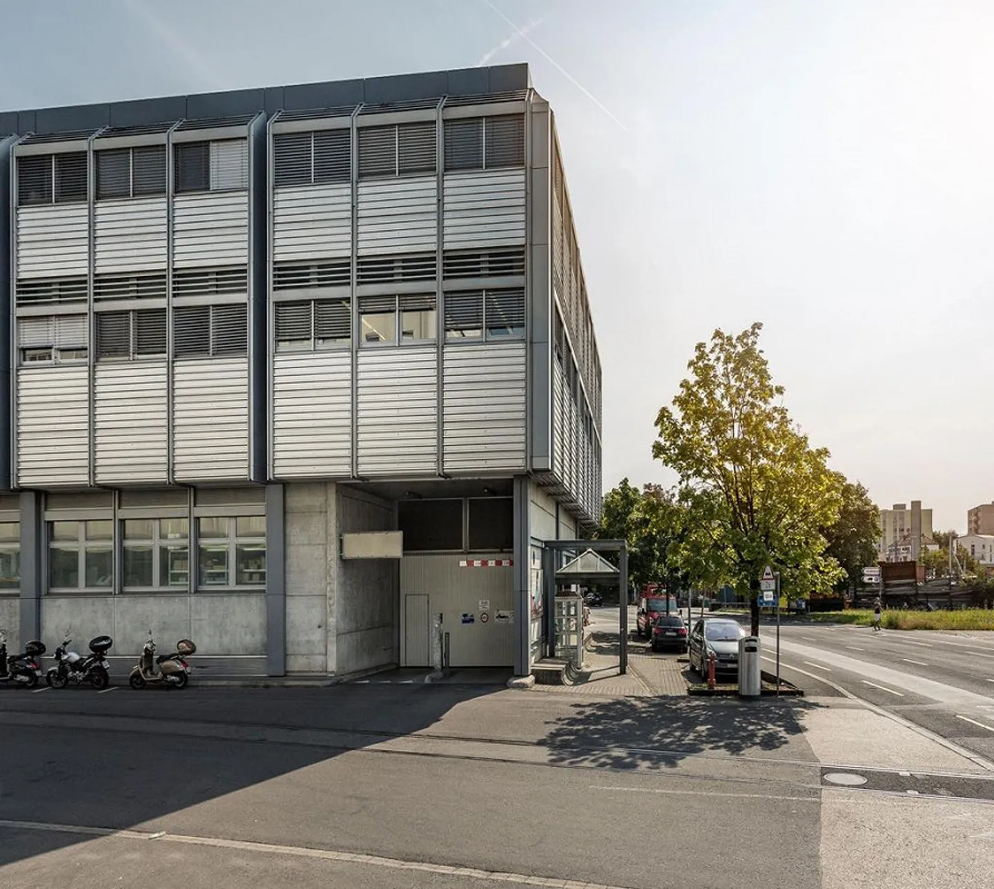 Posti auto interni vicino al centro città - Foto 2 di 5