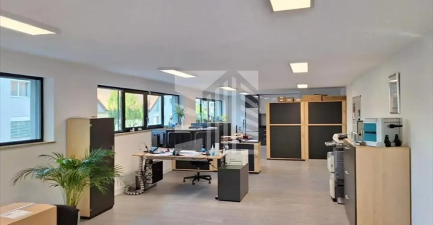 Mixed-use building for rent - Photo 5 of 8