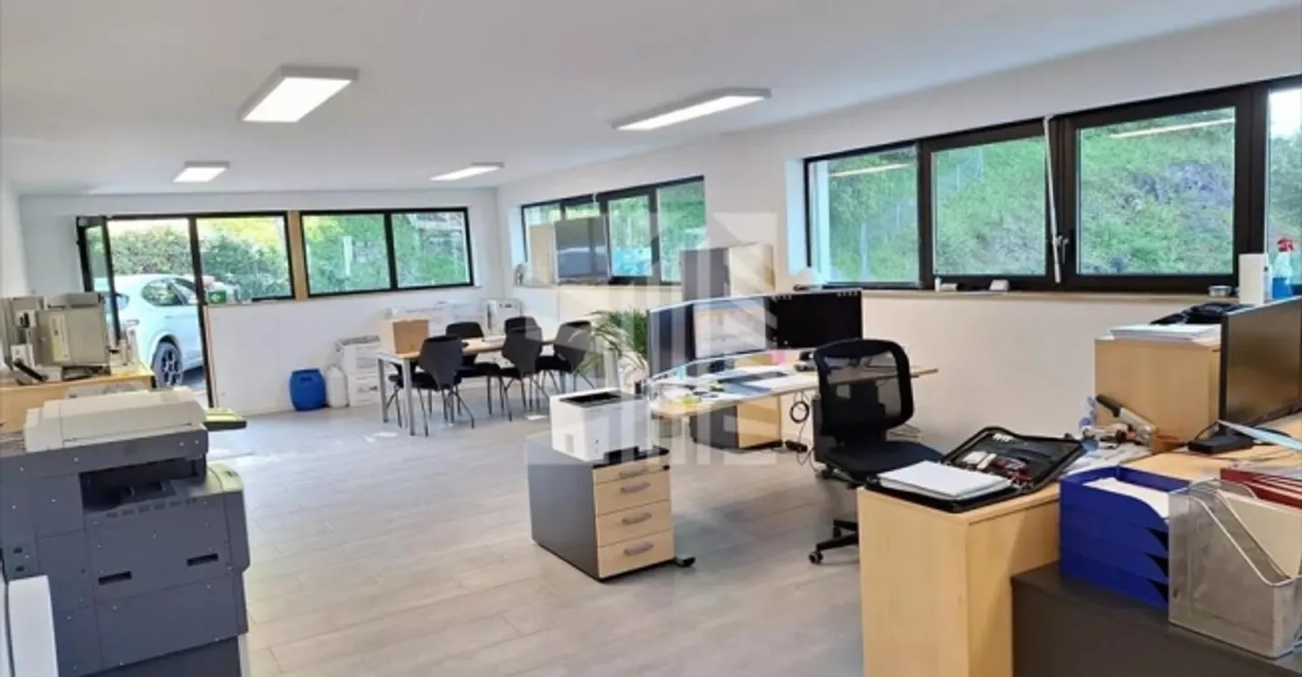 Mixed-use building for rent - Photo 6 of 8