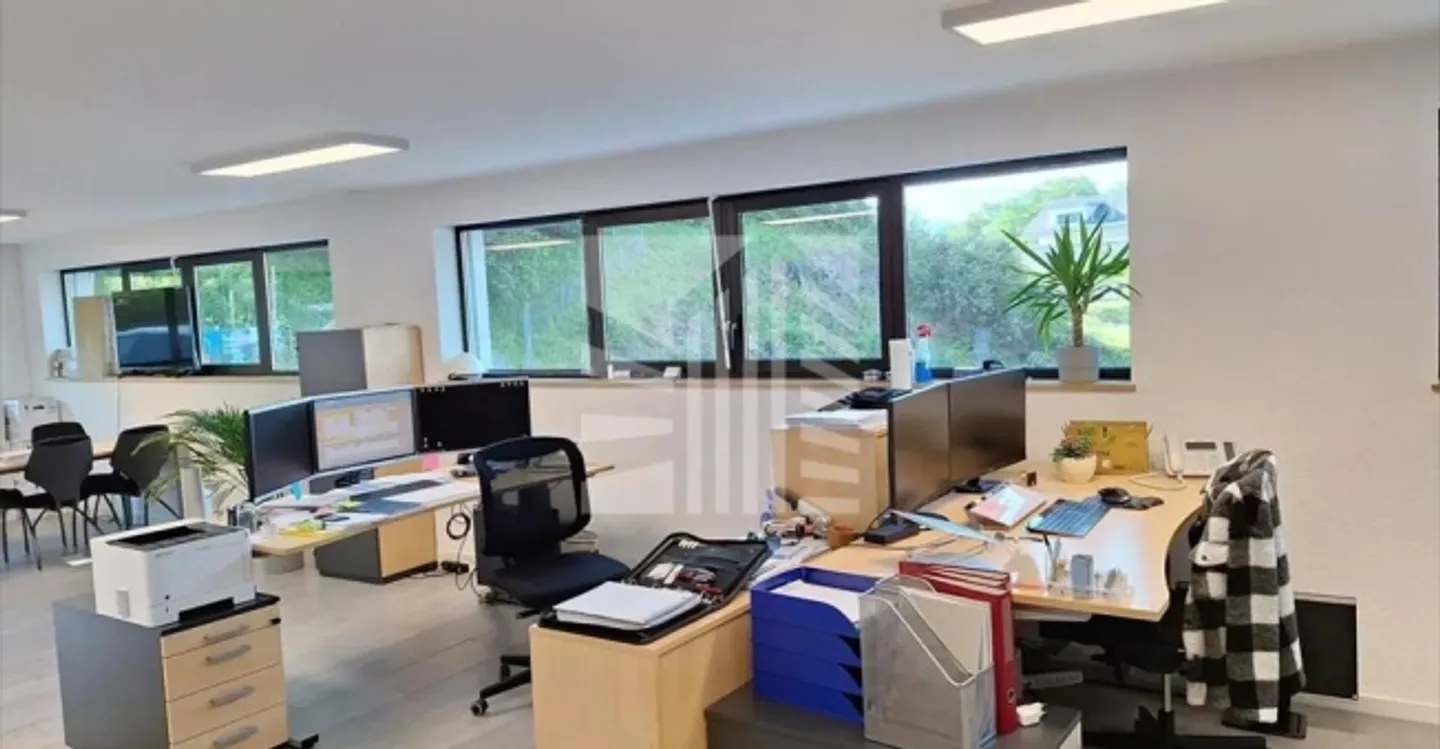 Mixed-use building for rent - Photo 7 of 8