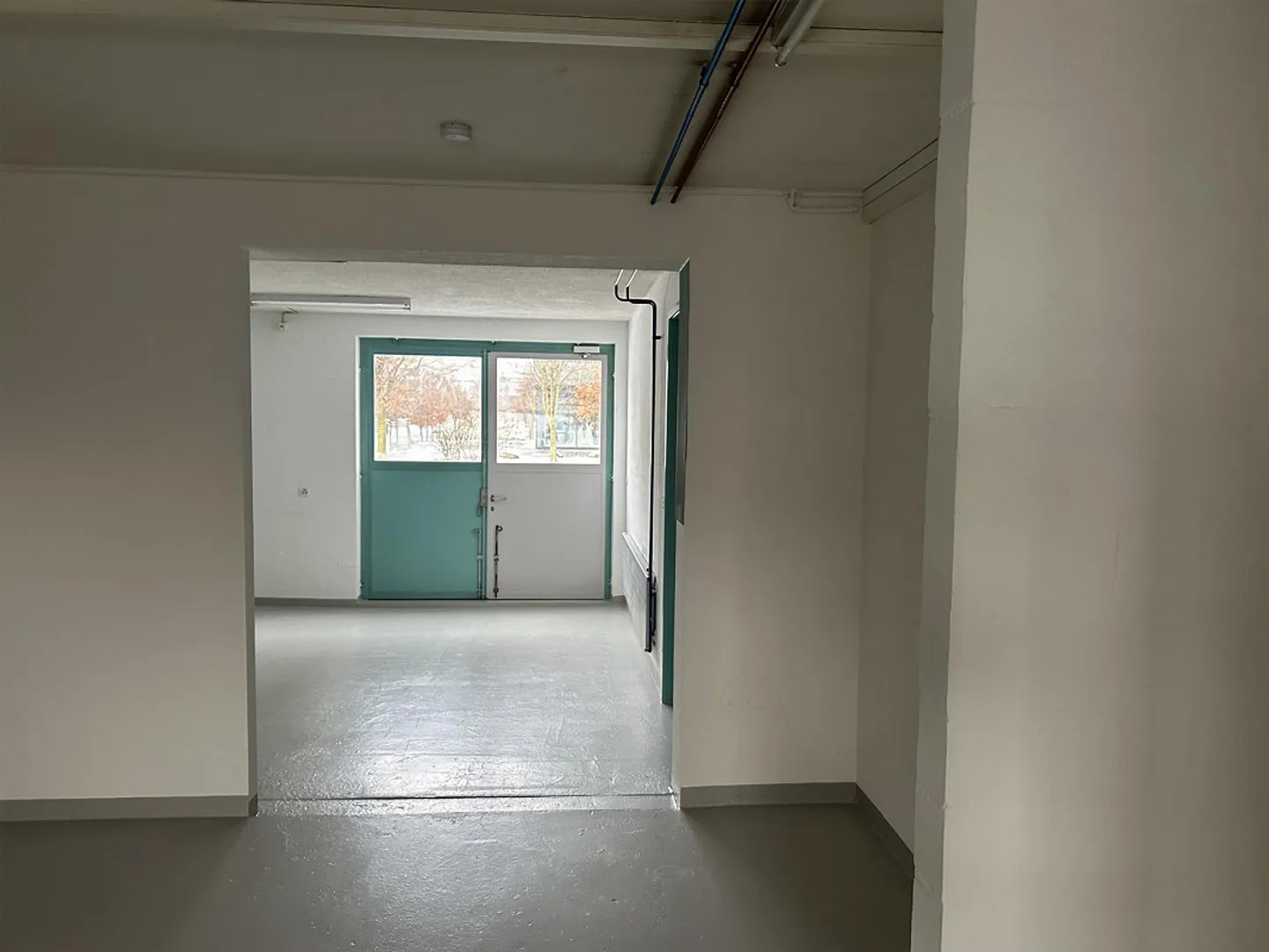 Bright, freshly painted workshop - Photo 7 of 10