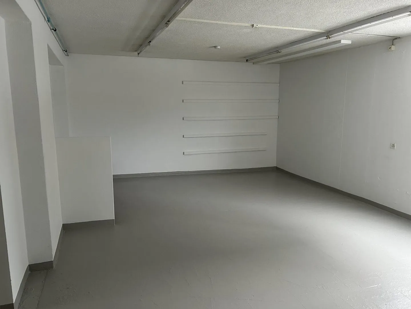 Bright, freshly painted workshop - Photo 9 of 10