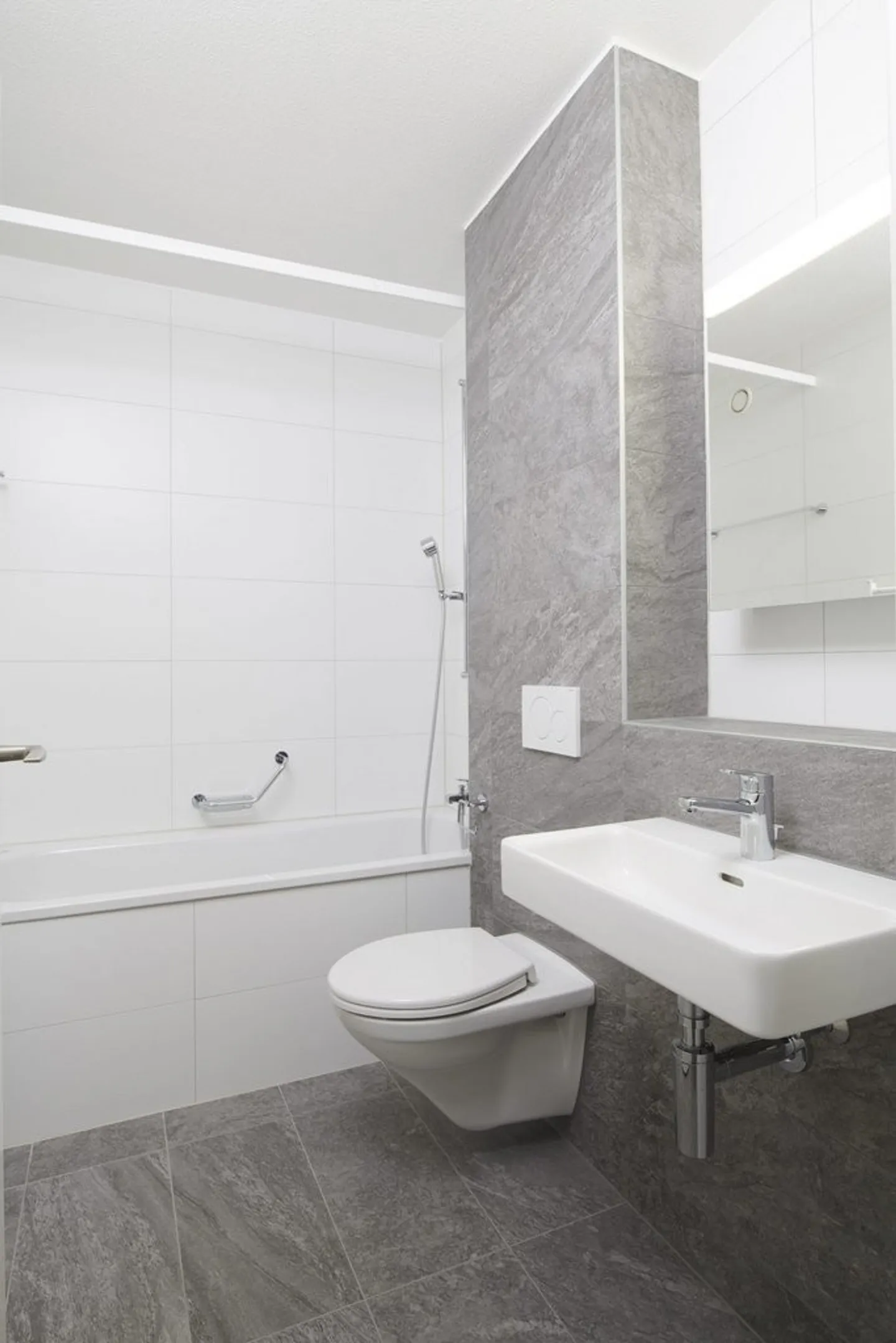 4.5 Room Apartment on the 8th Floor in Beaumont! - Photo 3 of 8