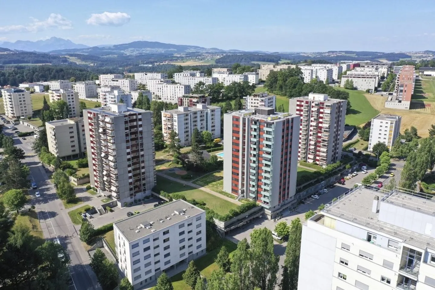 4.5 Room Apartment on the 8th Floor in Beaumont! - Photo 6 of 8