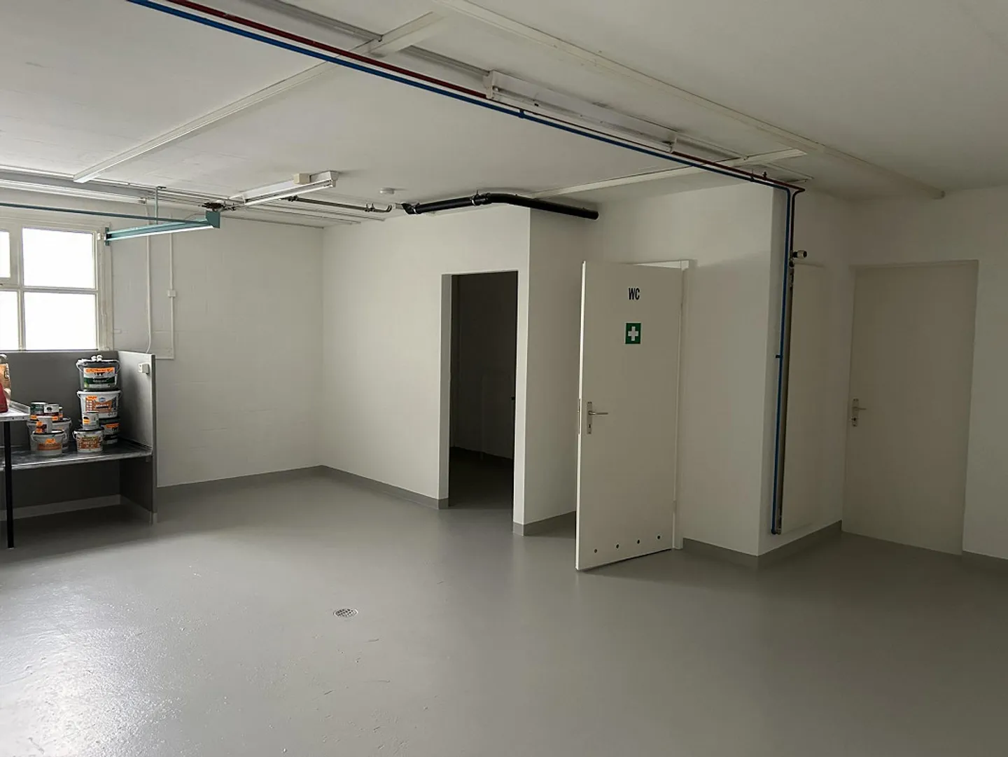 Bright, freshly painted workshop - Photo 1 of 10