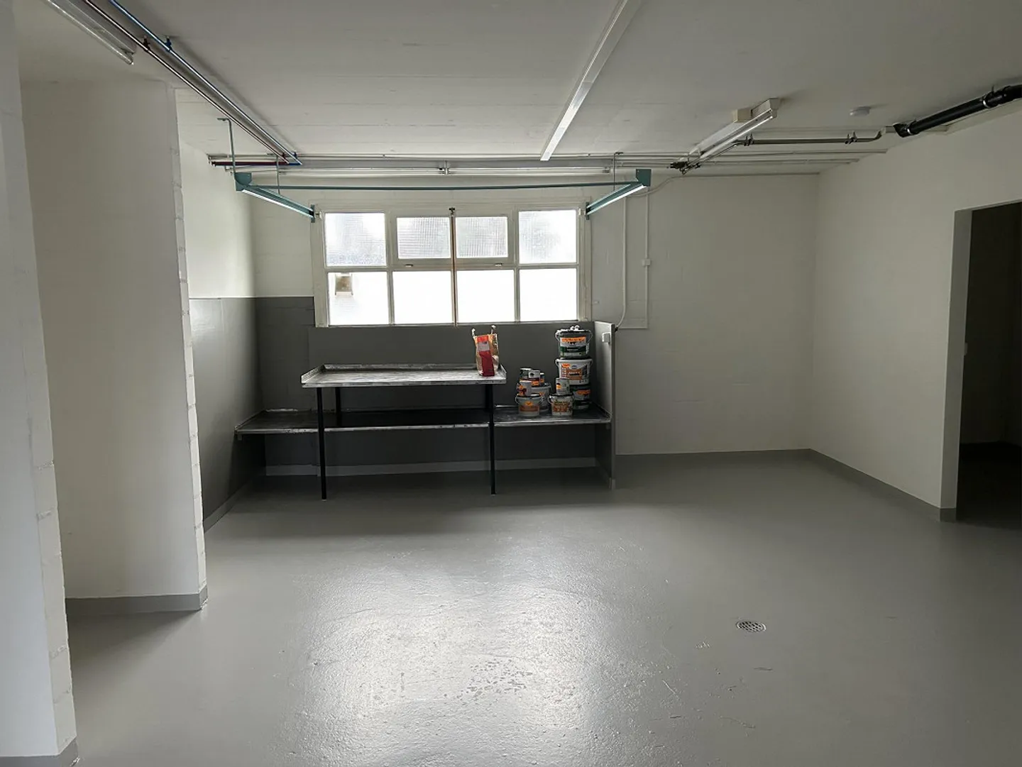 Bright, freshly painted workshop - Photo 2 of 10