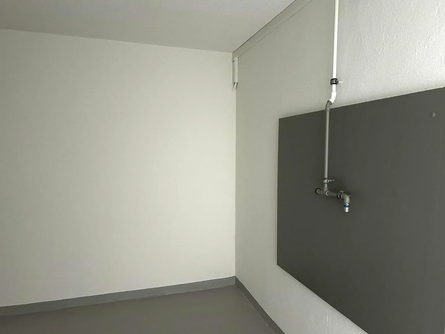 Bright, freshly painted workshop - Photo 4 of 10