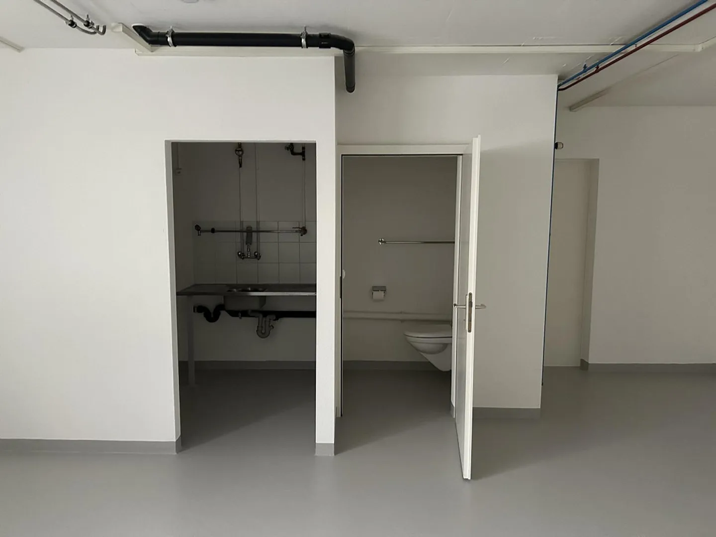 Bright, freshly painted workshop - Photo 5 of 10