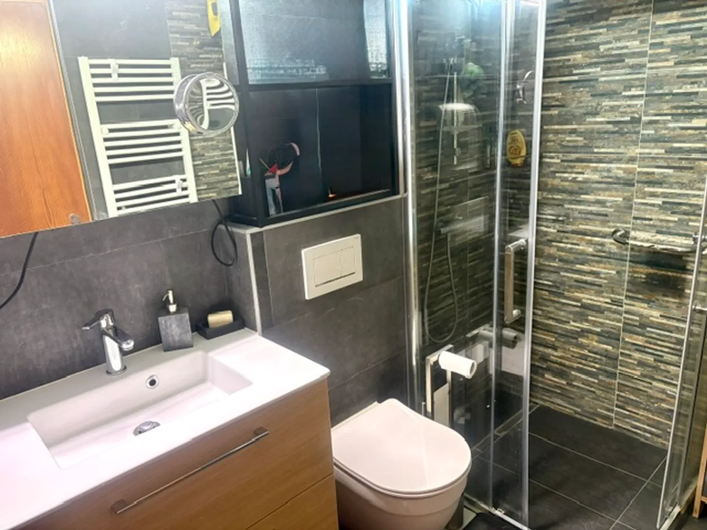 Charmante renovierte 2,5-Zimmer-Wohnung in Saint-Cergue - Foto 3 von 8