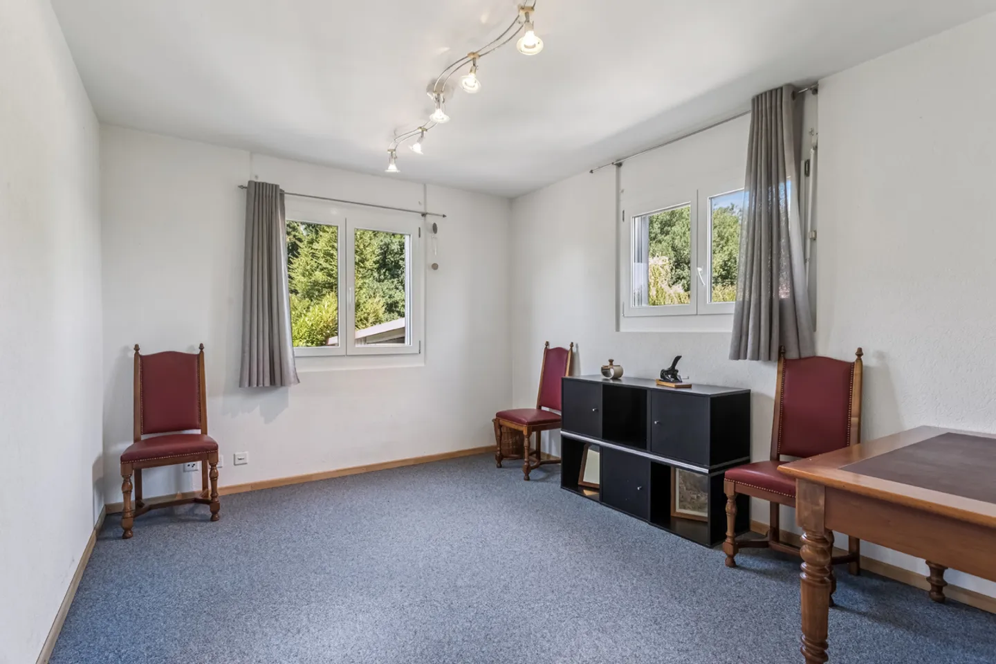 Beautiful family home located in a quiet neighborhood - Photo 6 of 14