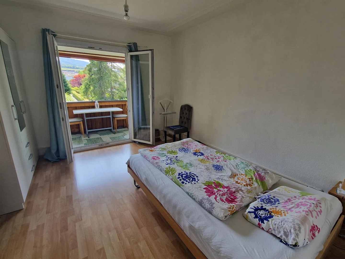 Charming 3.5-room old apartment with high ceilings, large garden, and proximity to the lake - Photo 4 of 19