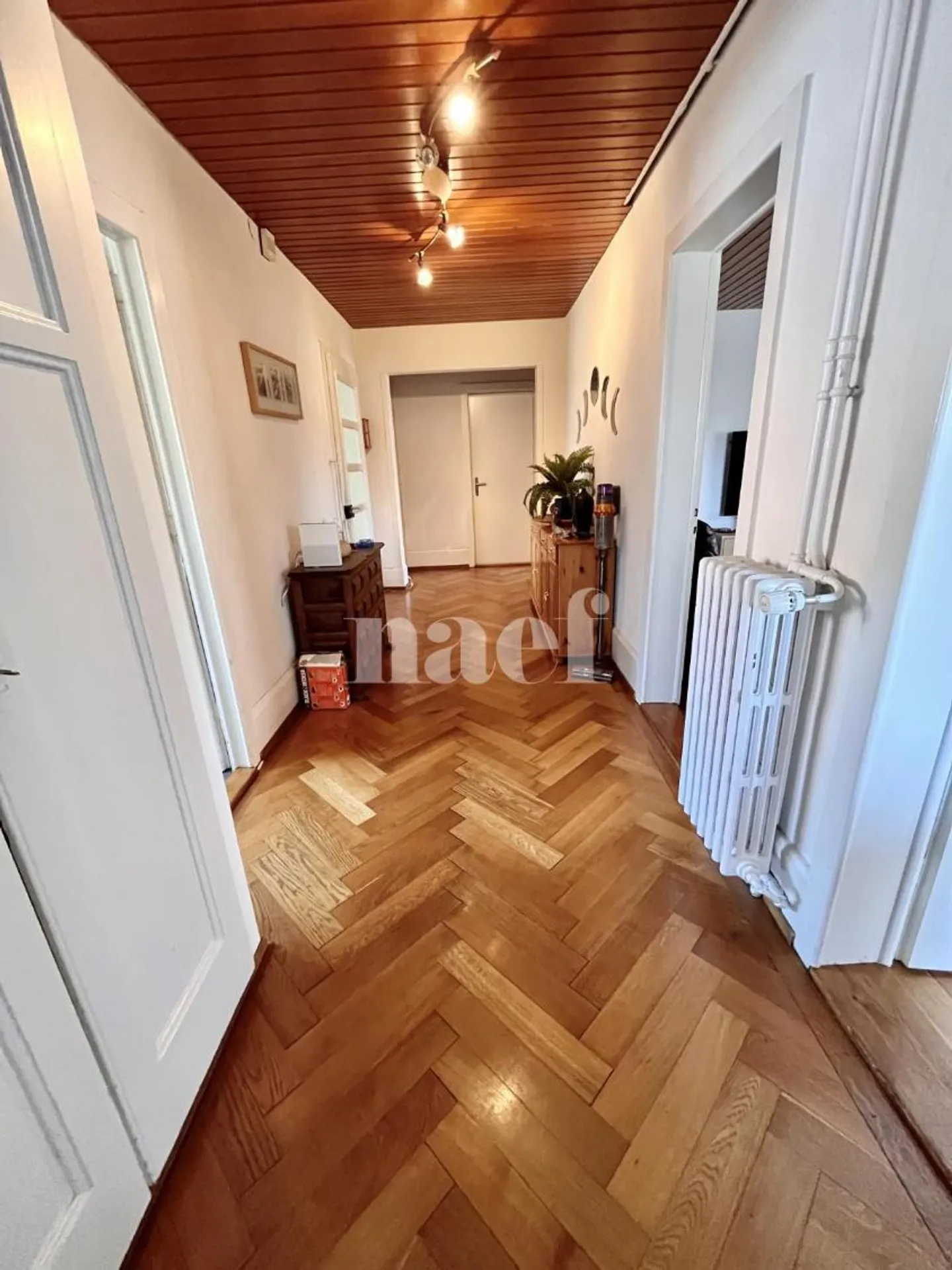 Large 4.5-room apartment ideally located - Photo 2 of 9