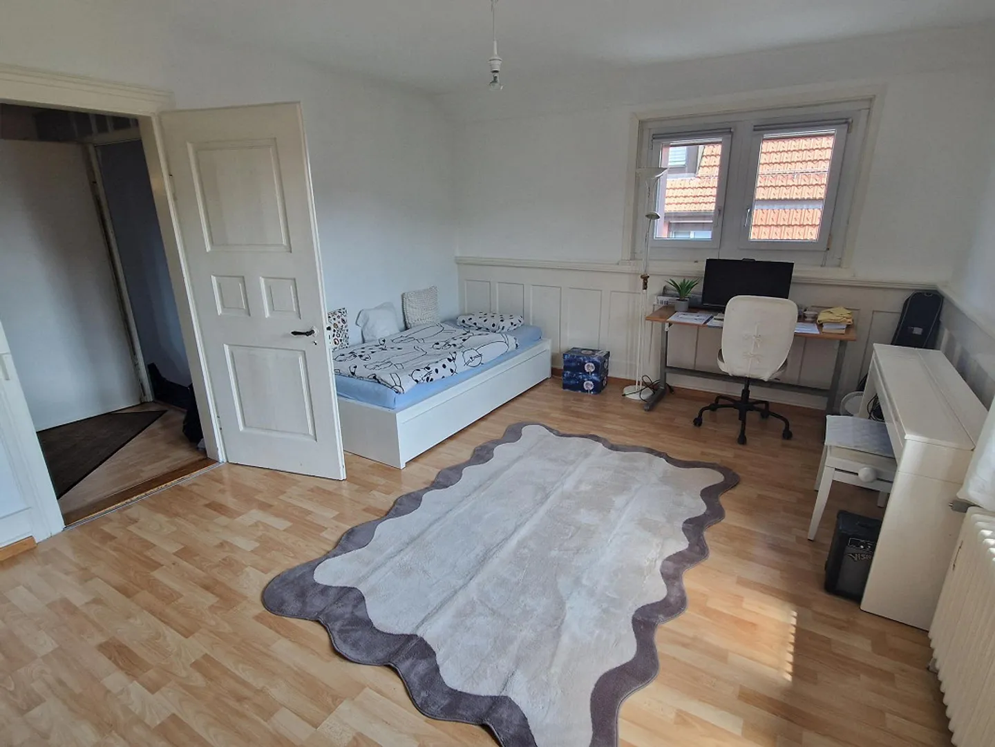Charming 3.5-room old apartment with high ceilings, large garden, and proximity to the lake - Photo 3 of 19