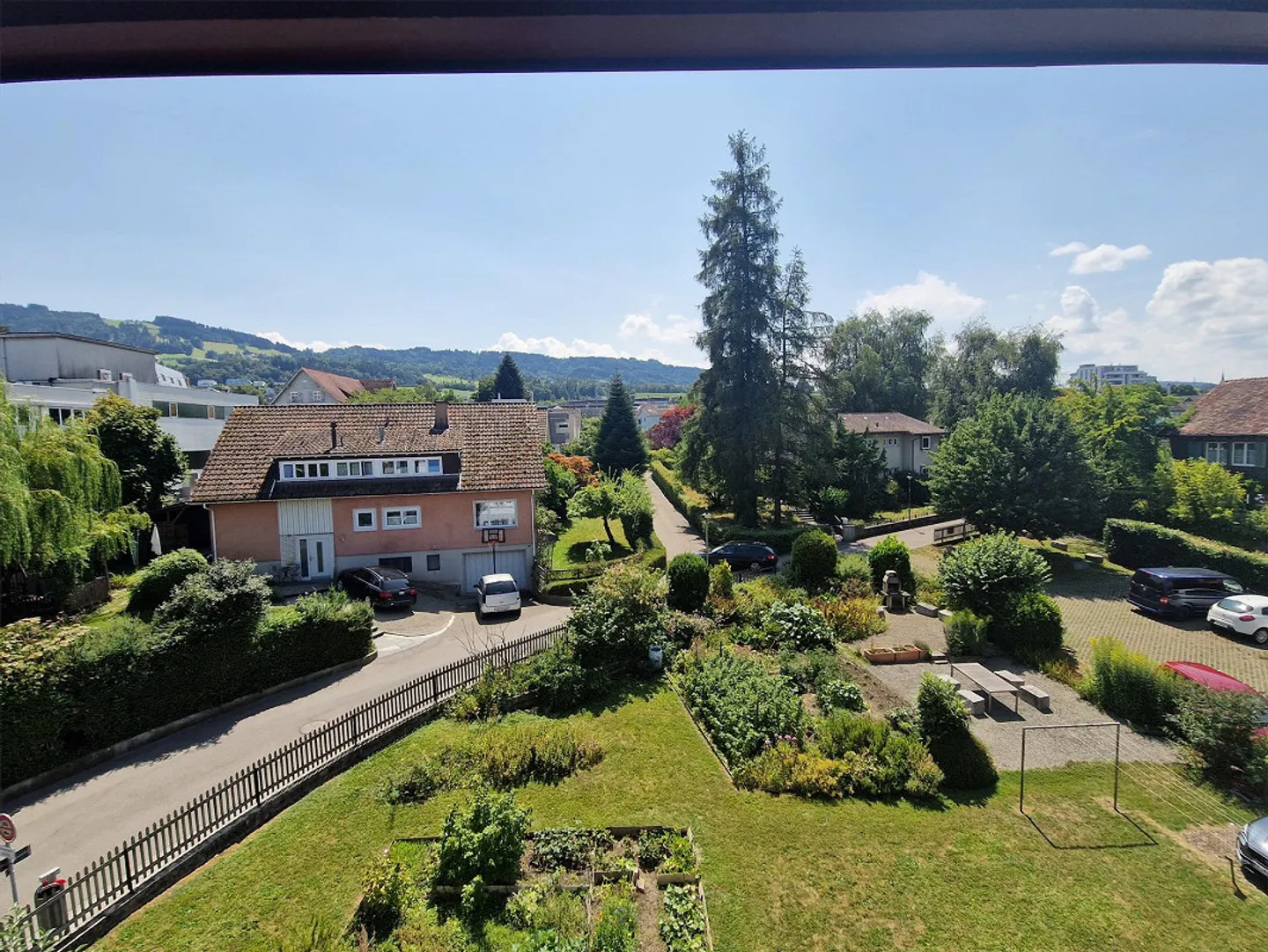 Charming 3.5-room old apartment with high ceilings, large garden, and proximity to the lake - Photo 6 of 19