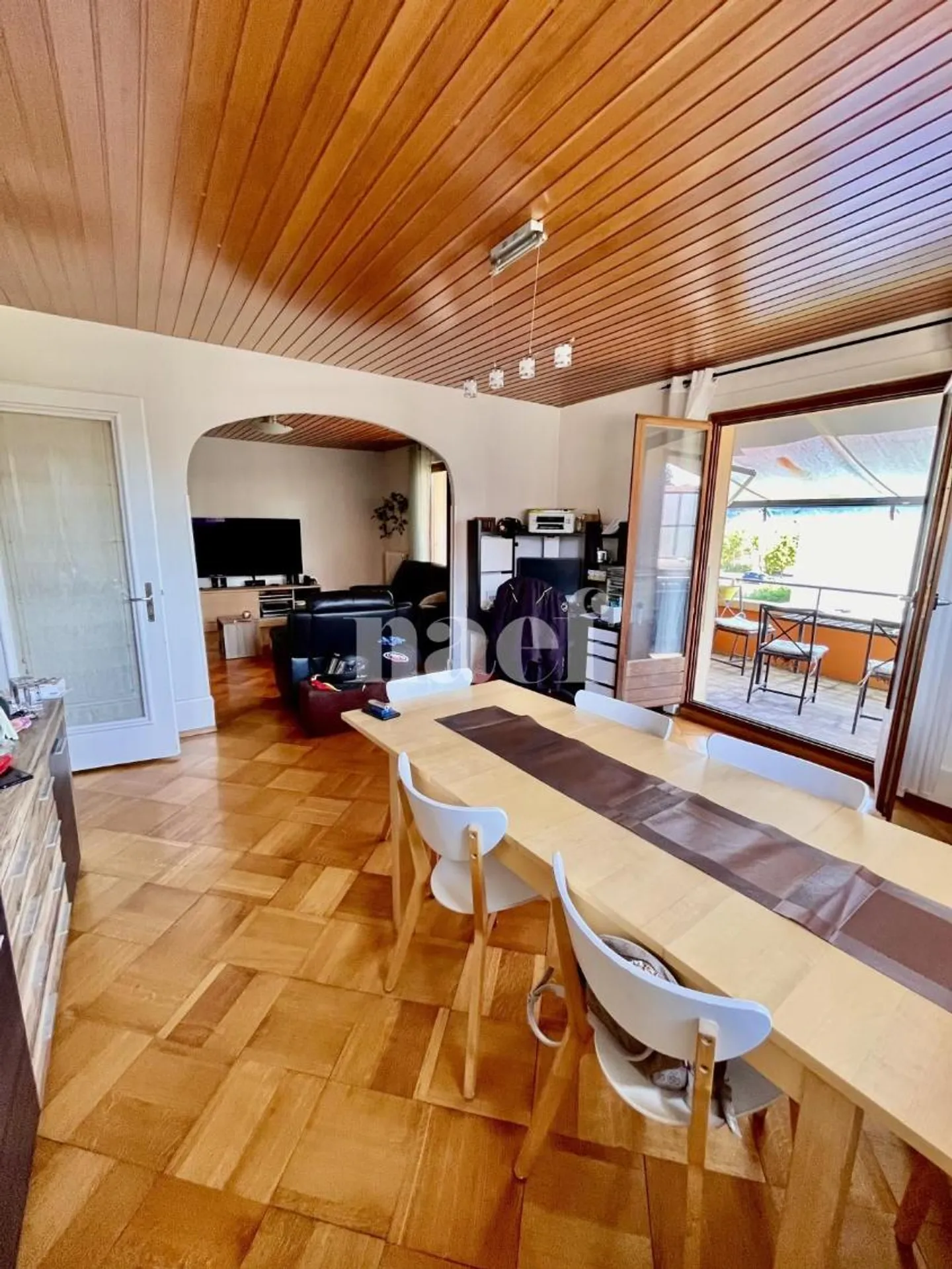 Large 4.5-room apartment ideally located - Photo 3 of 9
