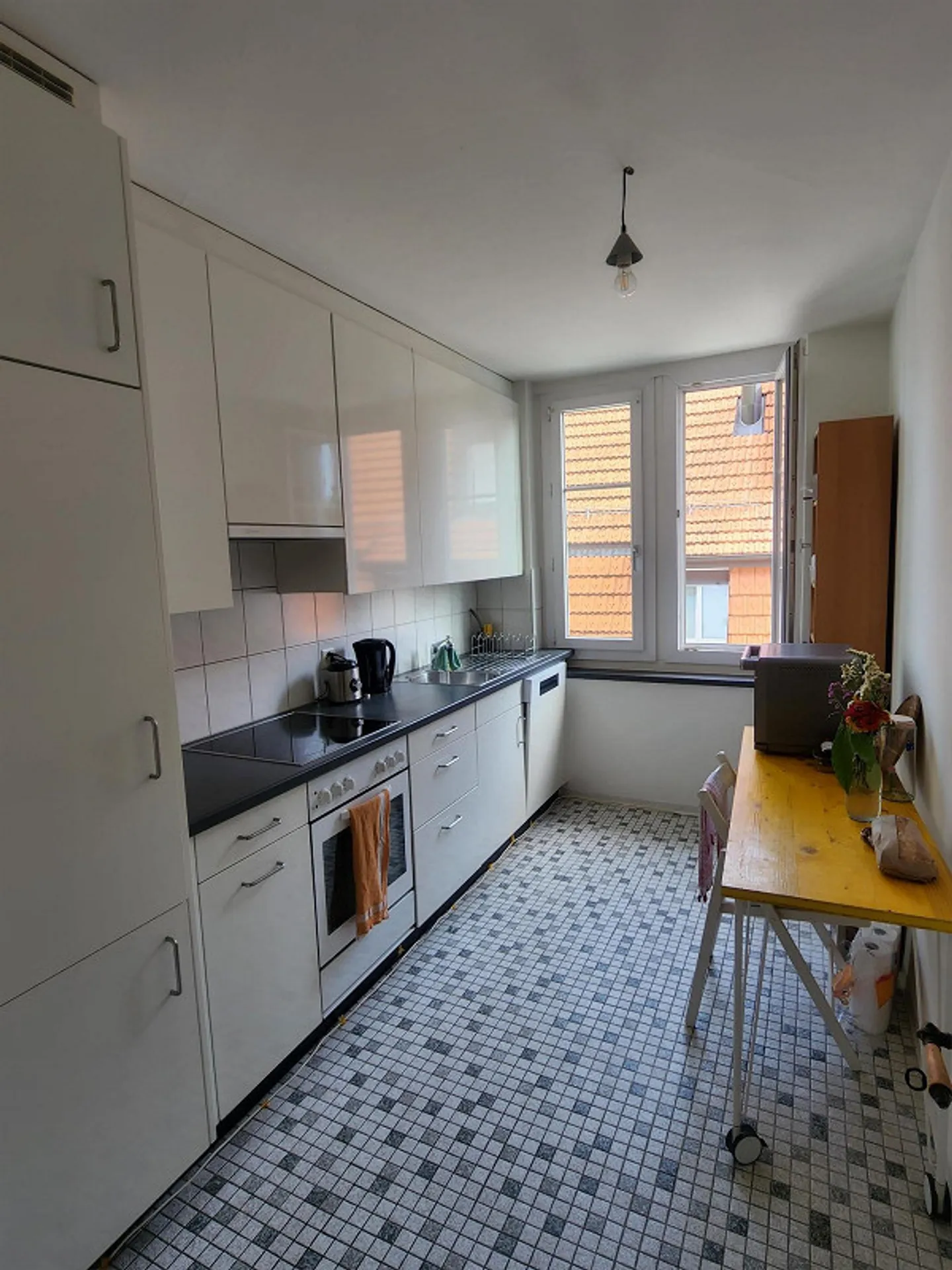 Charming 3.5-room old apartment with high ceilings, large garden, and proximity to the lake - Photo 12 of 19