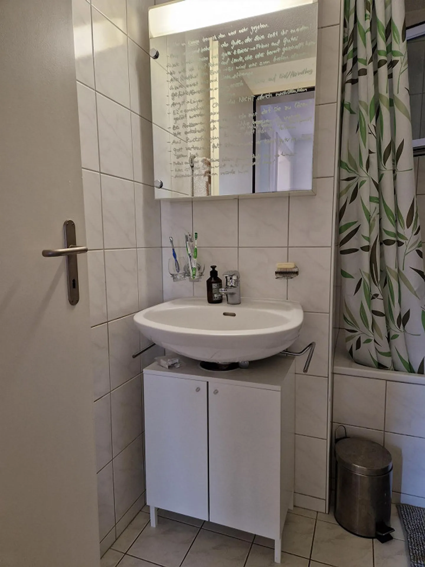 Charming 3.5-room old apartment with high ceilings, large garden, and proximity to the lake - Photo 9 of 19