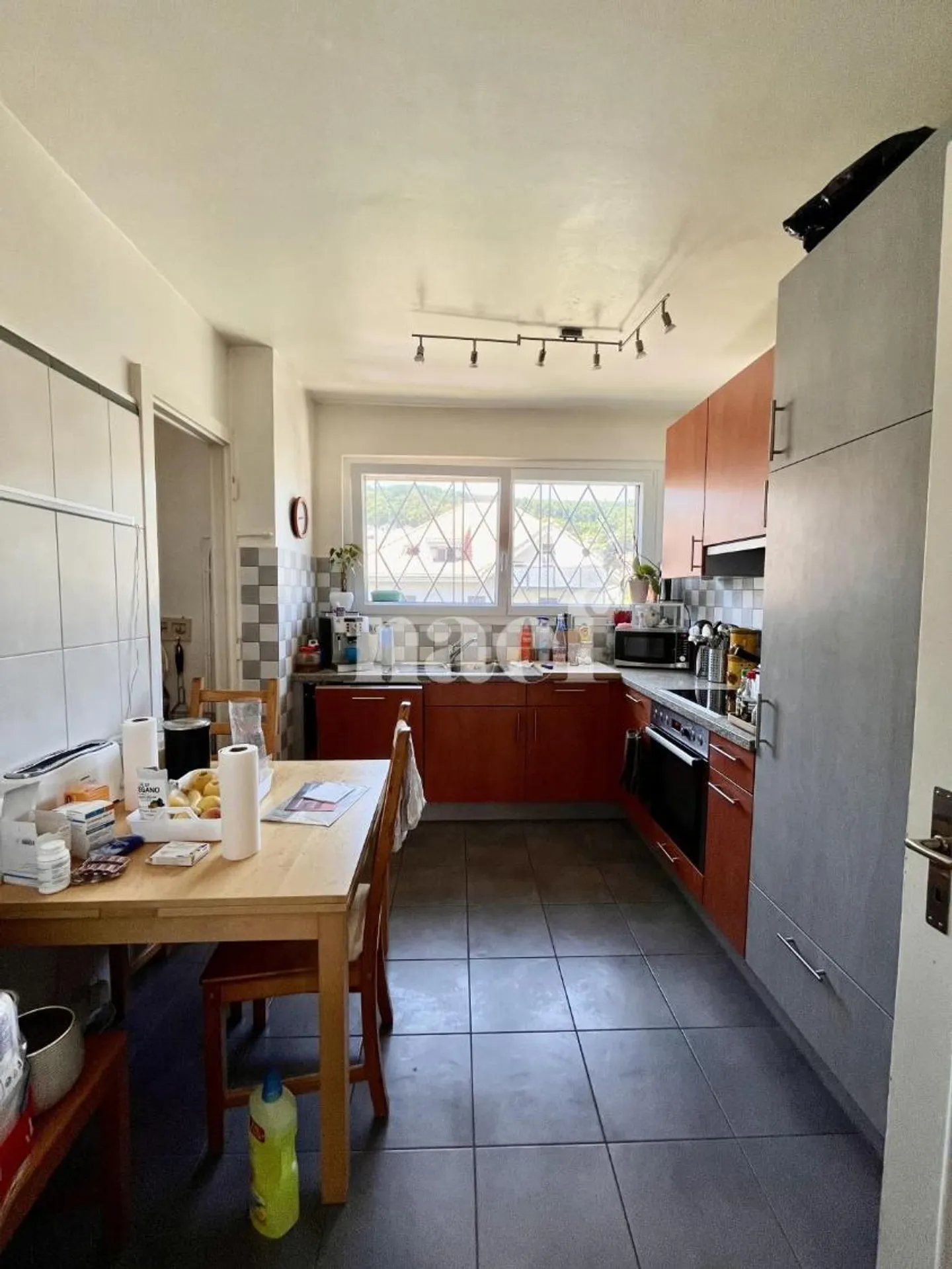 Large 4.5-room apartment ideally located - Photo 8 of 9
