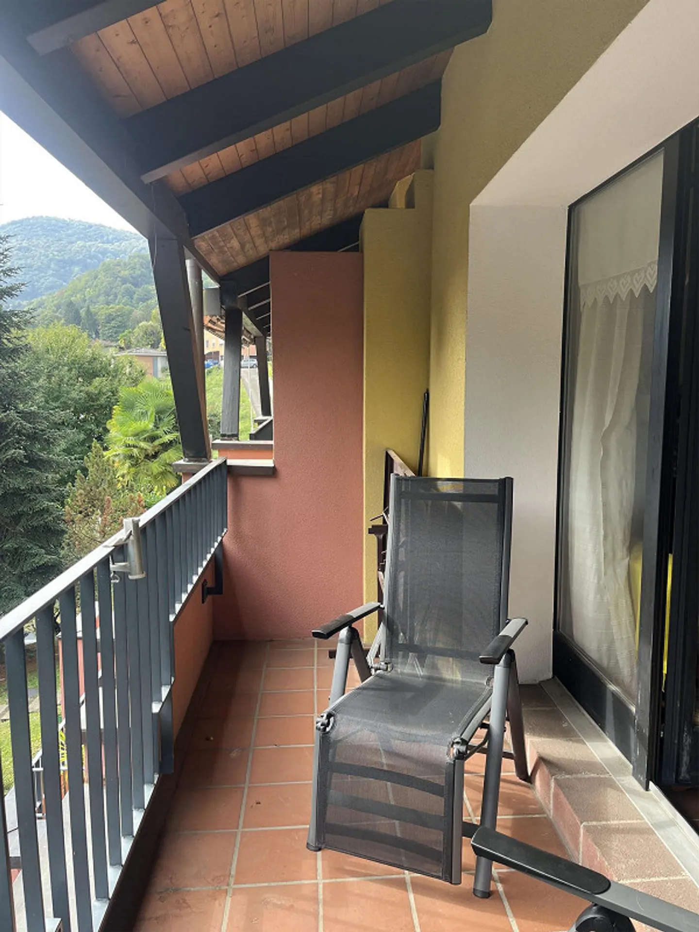 Quiet 2-room gallery apartment near Lugano - with balcony and parking space - Photo 2 of 11