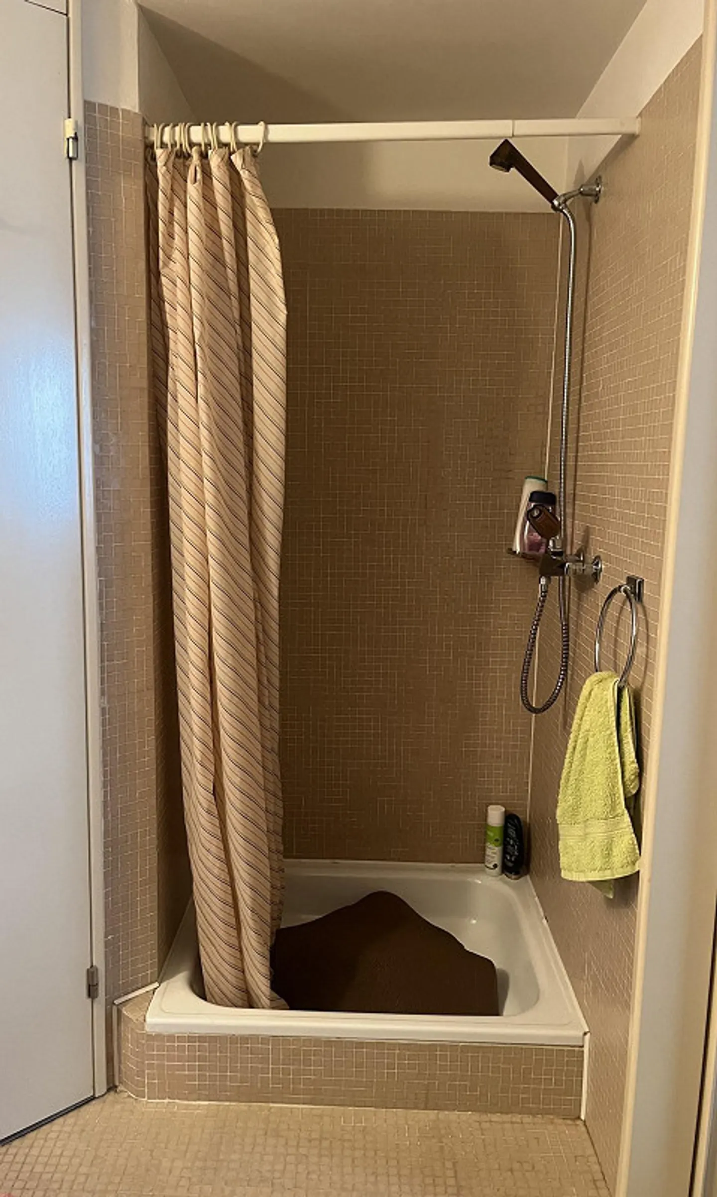 Quiet 2-room gallery apartment near Lugano - with balcony and parking space - Photo 10 of 11