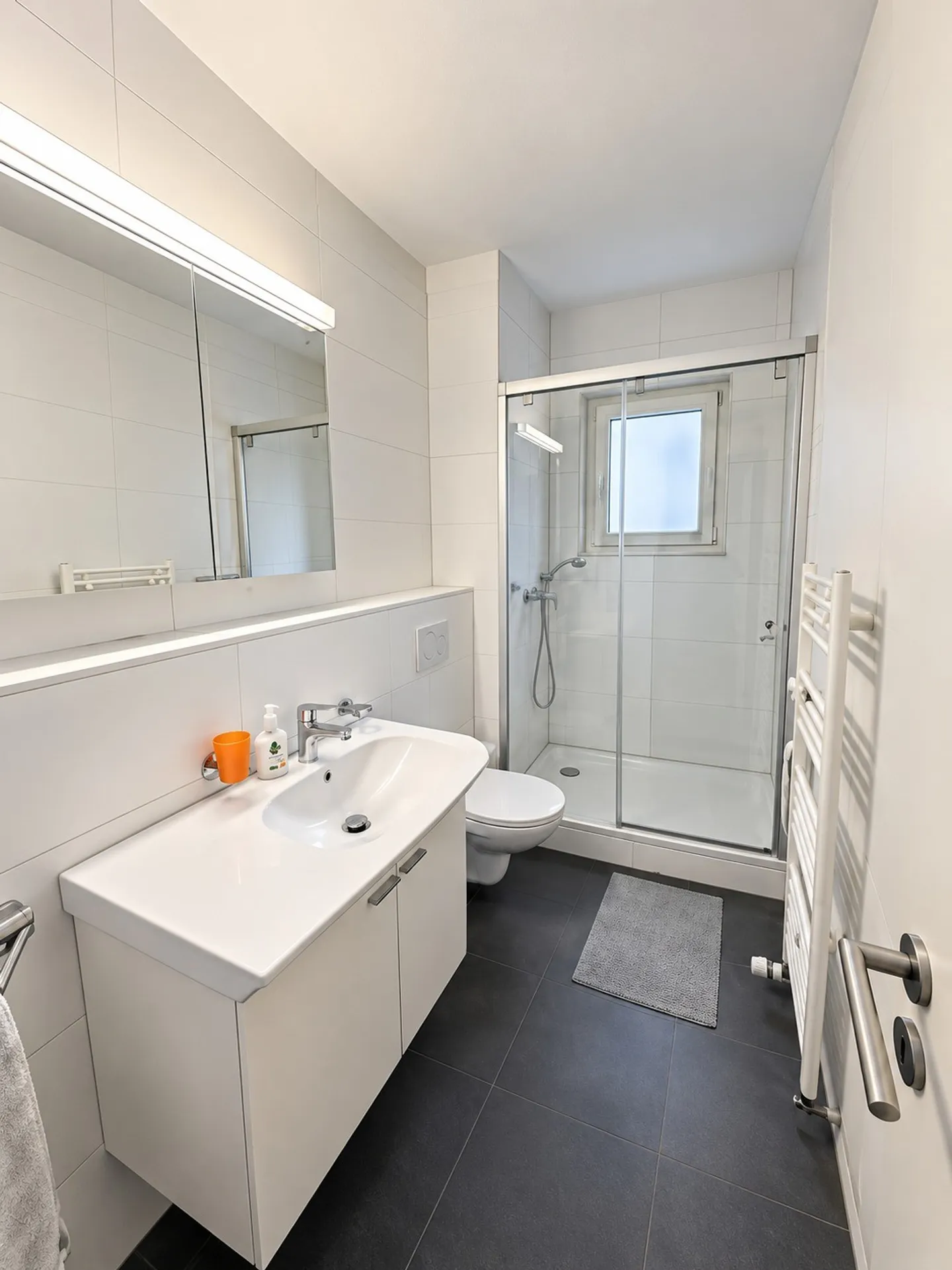 🏡Incantevole appartamento arredato di 2,5 locali con balcone a Zurigo Oerlikon - Foto 10 di 13