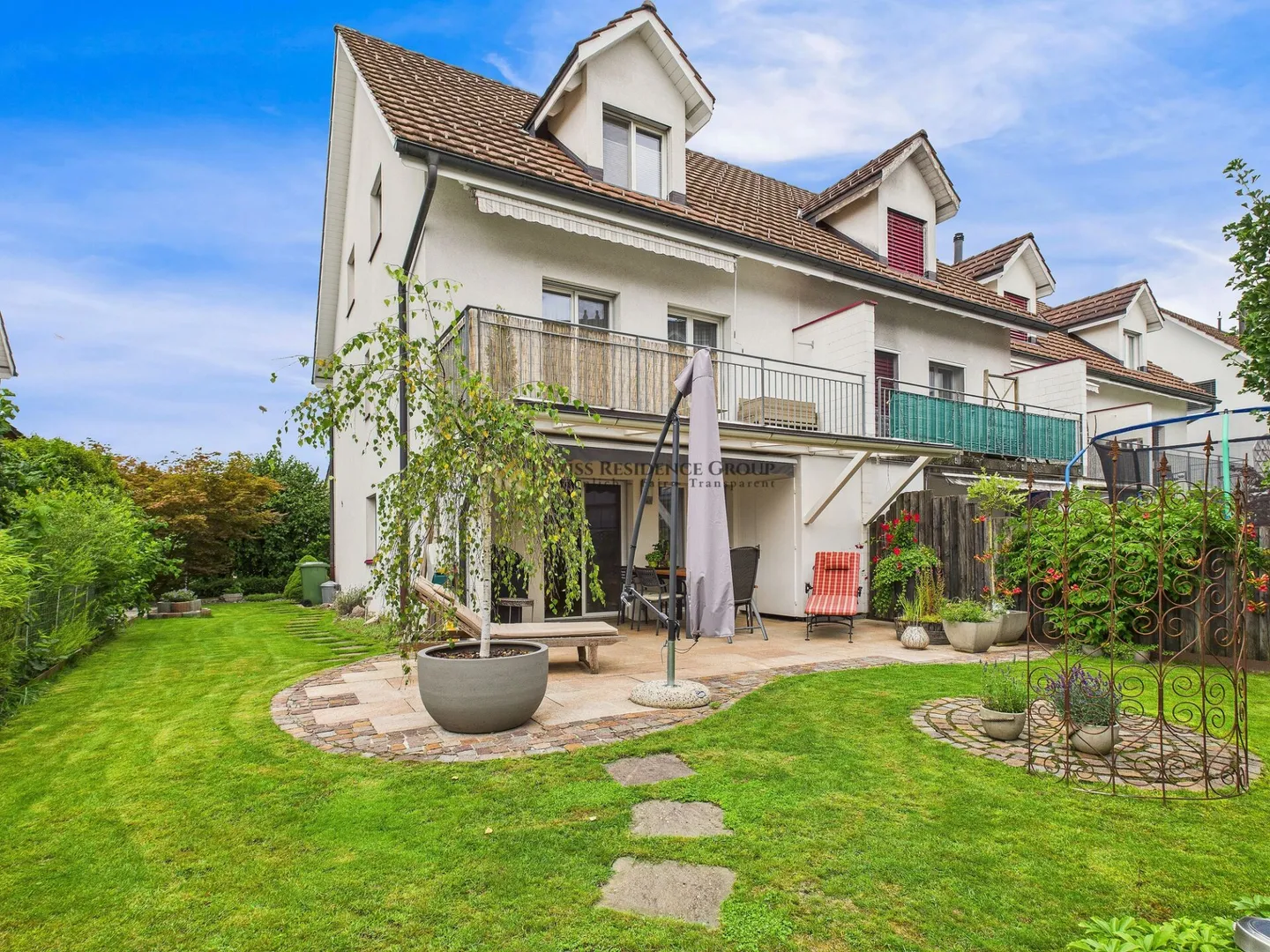 Adatto alle famiglie, standard di costruzione moderno con un giardino da sogno - Foto 1 di 18