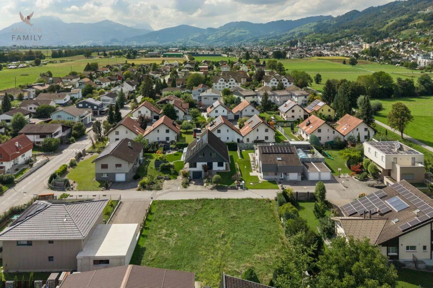 Terrain constructible attrayant de 700 m2 dans un quartier résidentiel calme - Photo 3 sur 13
