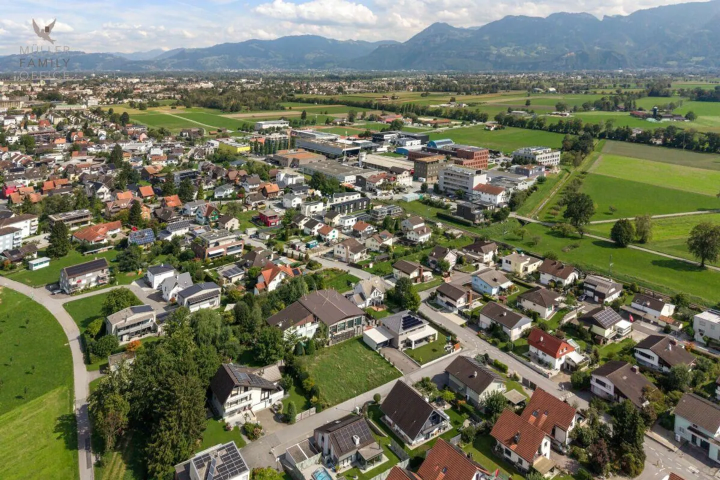 Terrain constructible attrayant de 700 m2 dans un quartier résidentiel calme - Photo 8 sur 13