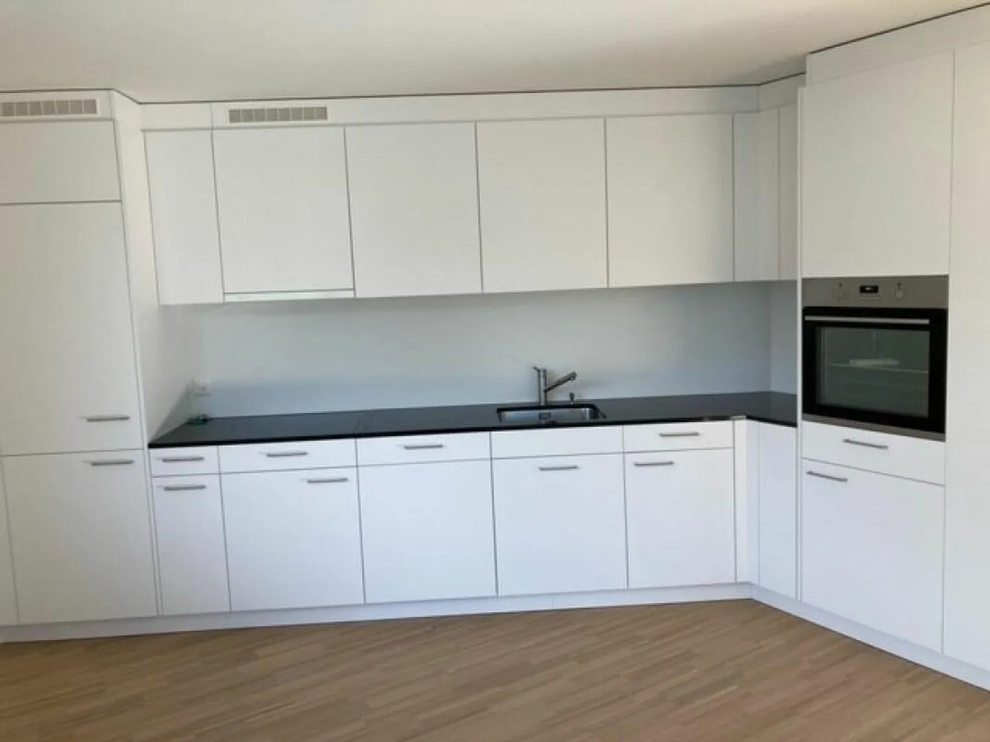 Attractive 2.5 room apartment on the ground floor for rent - Photo 2 of 8