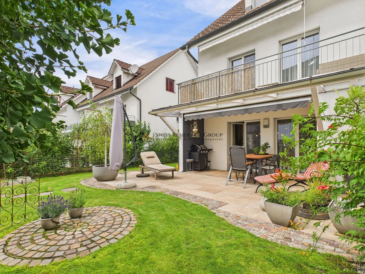 Adatto alle famiglie, standard di costruzione moderno con un giardino da sogno - Foto 2 di 18
