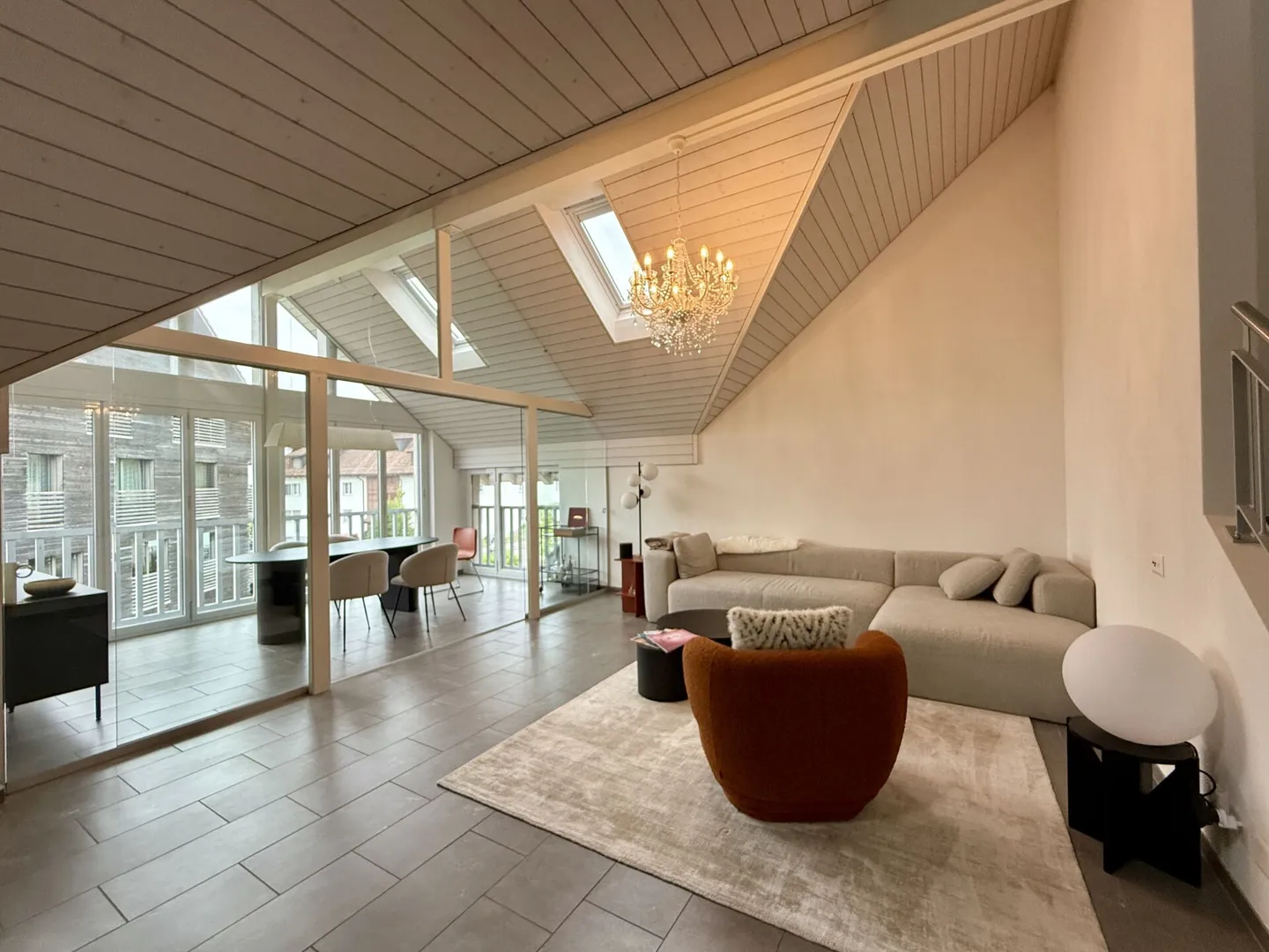 Vivere con stile a Rümlang! Maisonette luminosa con charme - Foto 2 di 11