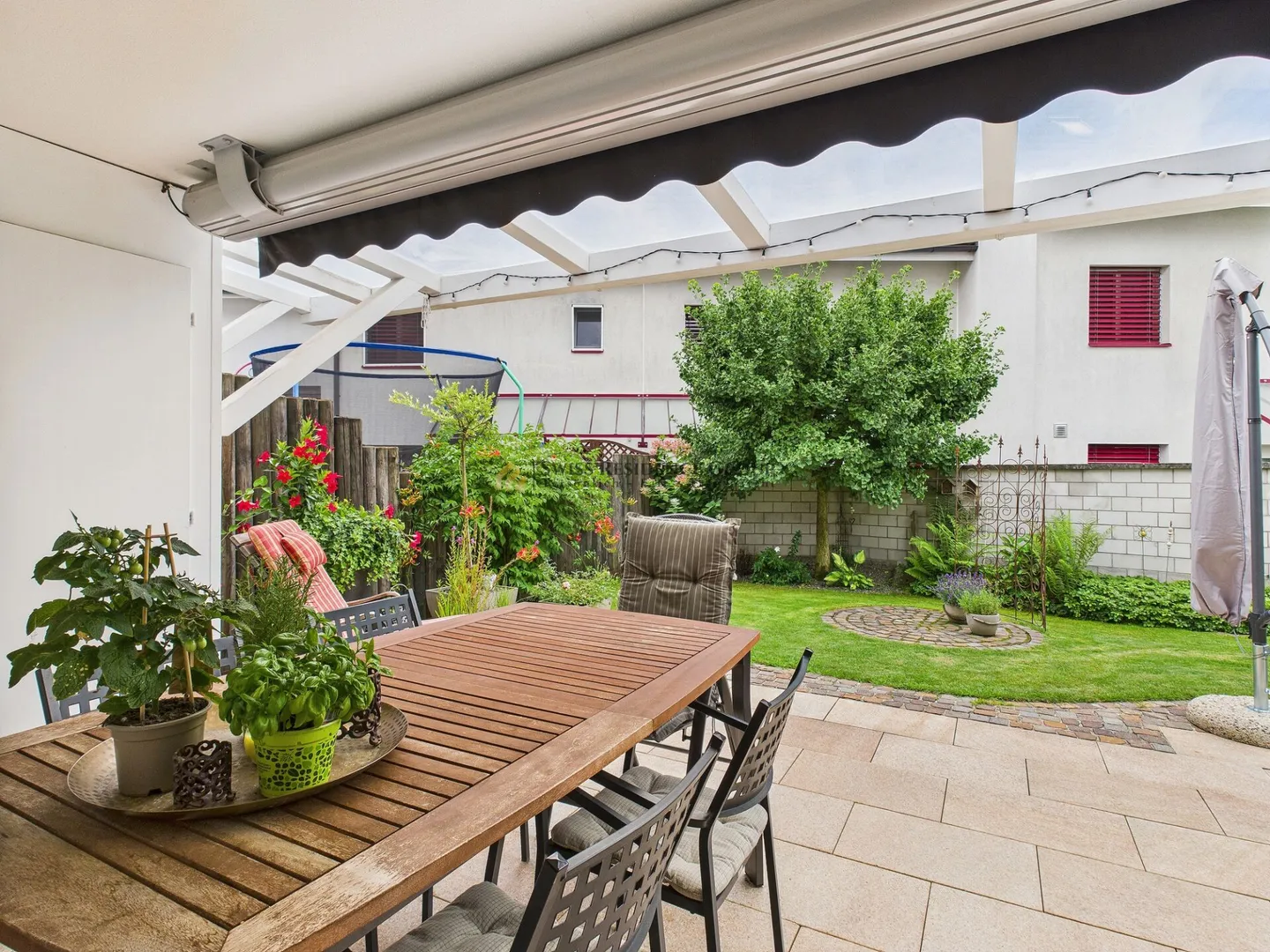 Adatto alle famiglie, standard di costruzione moderno con un giardino da sogno - Foto 3 di 18