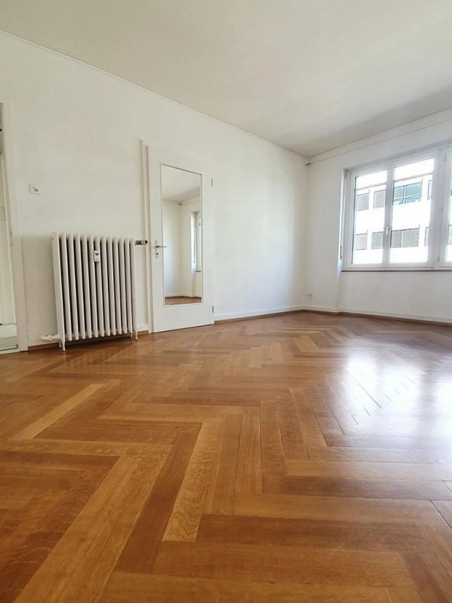 Helle Wohnung mit moderner Küche und ruhigem Balkon - Foto 3 von 10