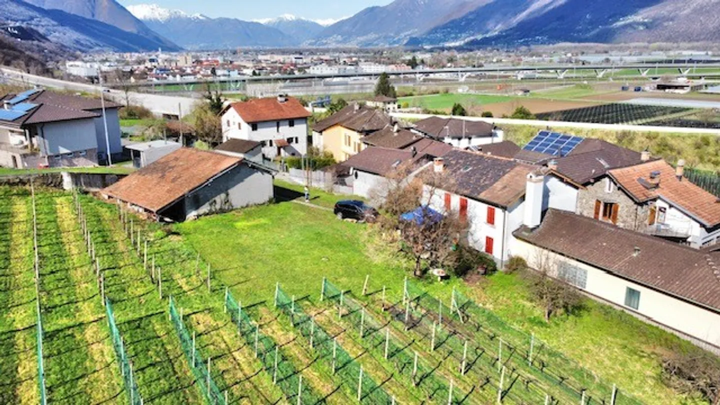 Sale in Camorino (Core) - Buildable Plot with Property - Photo 1 of 8