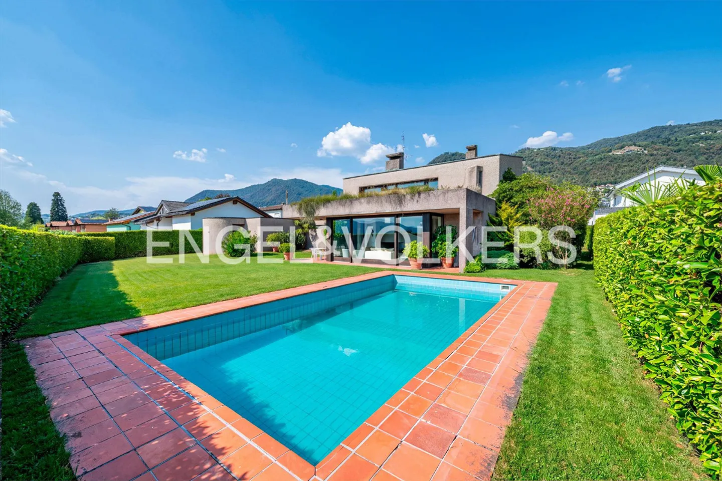 Villa avec piscine et grand potentiel - Photo 1 sur 13