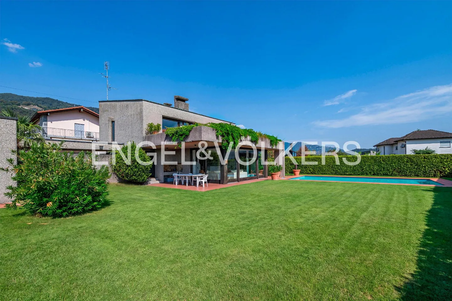 Villa avec piscine et grand potentiel - Photo 2 sur 13