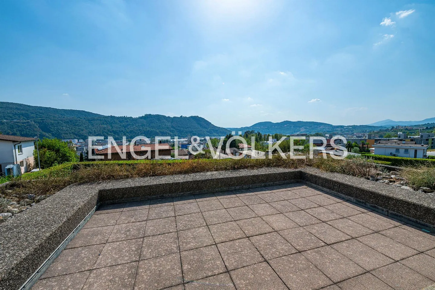 Villa avec piscine et grand potentiel - Photo 3 sur 13