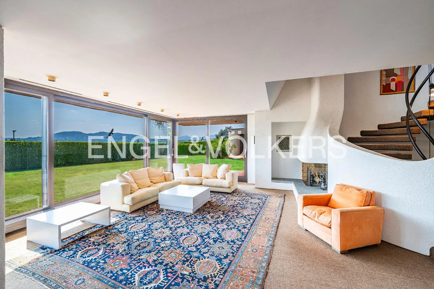 Villa avec piscine et grand potentiel - Photo 4 sur 13