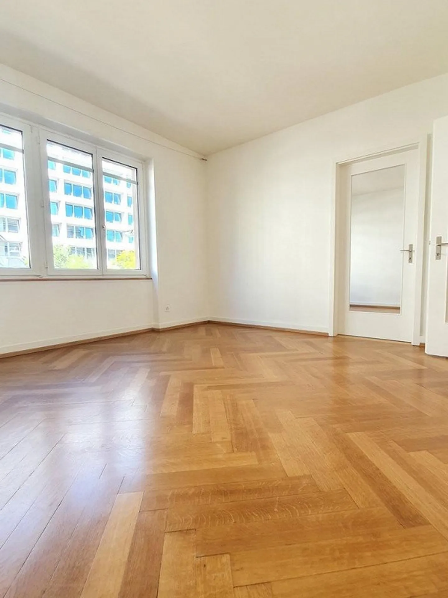 Helle Wohnung mit moderner Küche und ruhigem Balkon - Foto 4 von 10