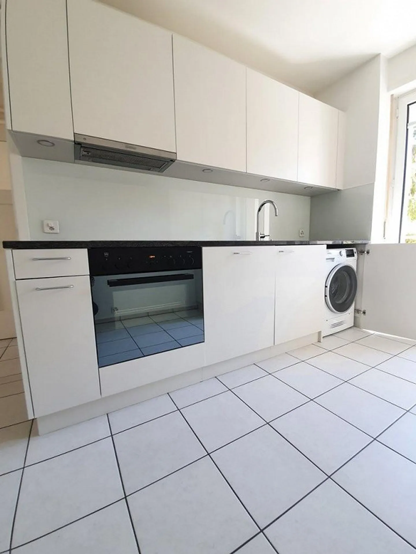 Helle Wohnung mit moderner Küche und ruhigem Balkon - Foto 6 von 10