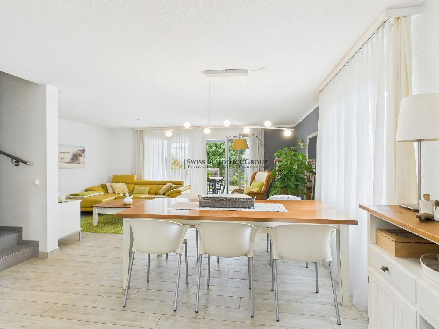 Adatto alle famiglie, standard di costruzione moderno con un giardino da sogno - Foto 4 di 18