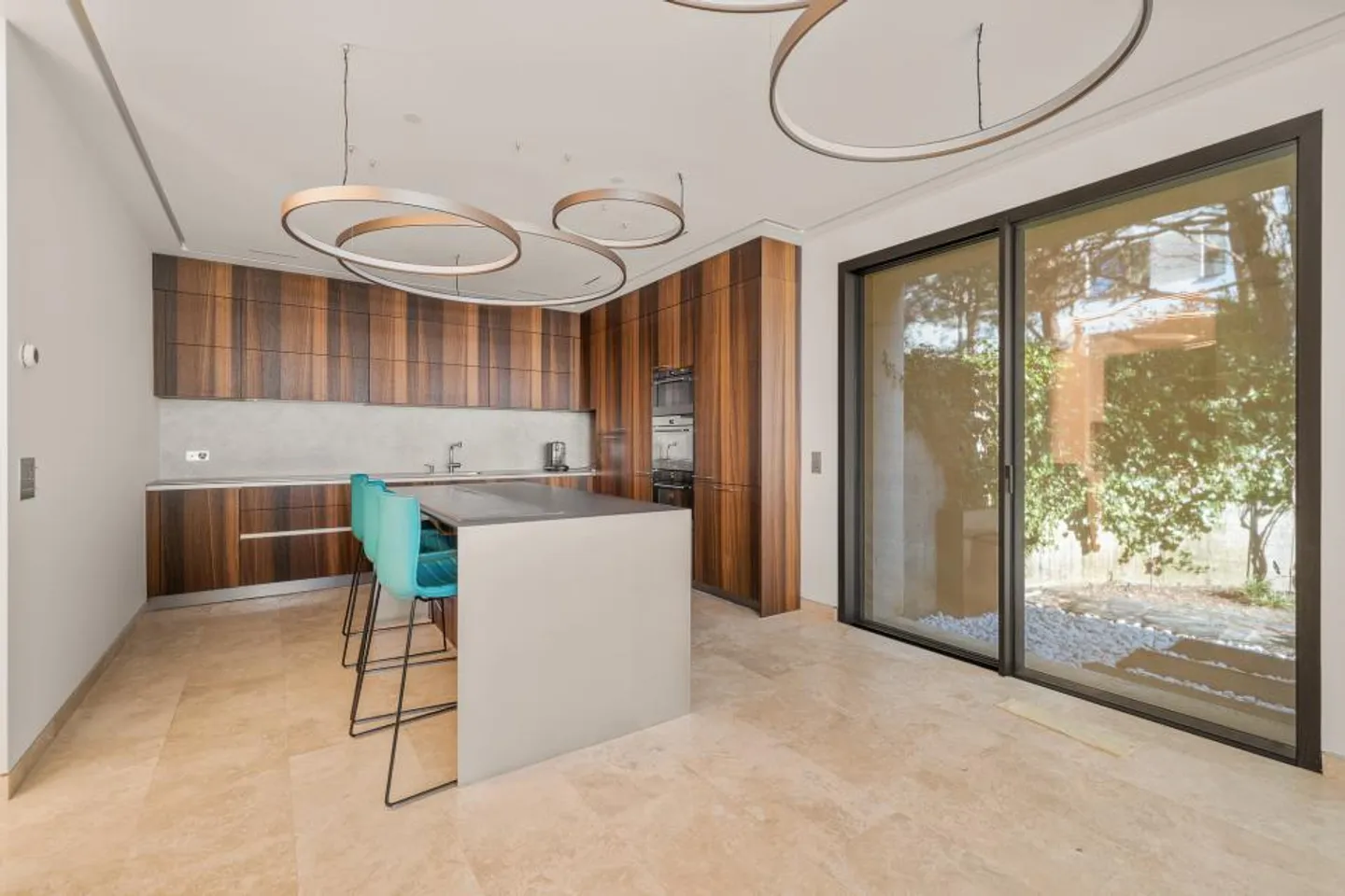 Beautiful townhouse with garden and pool in the heart of Chailly - Photo 5 of 13