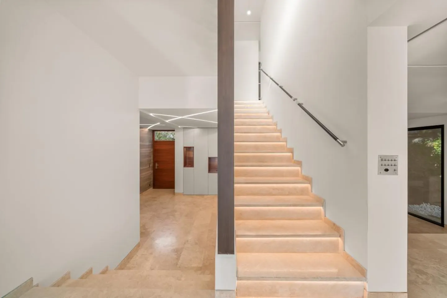 Beautiful townhouse with garden and pool in the heart of Chailly - Photo 4 of 13