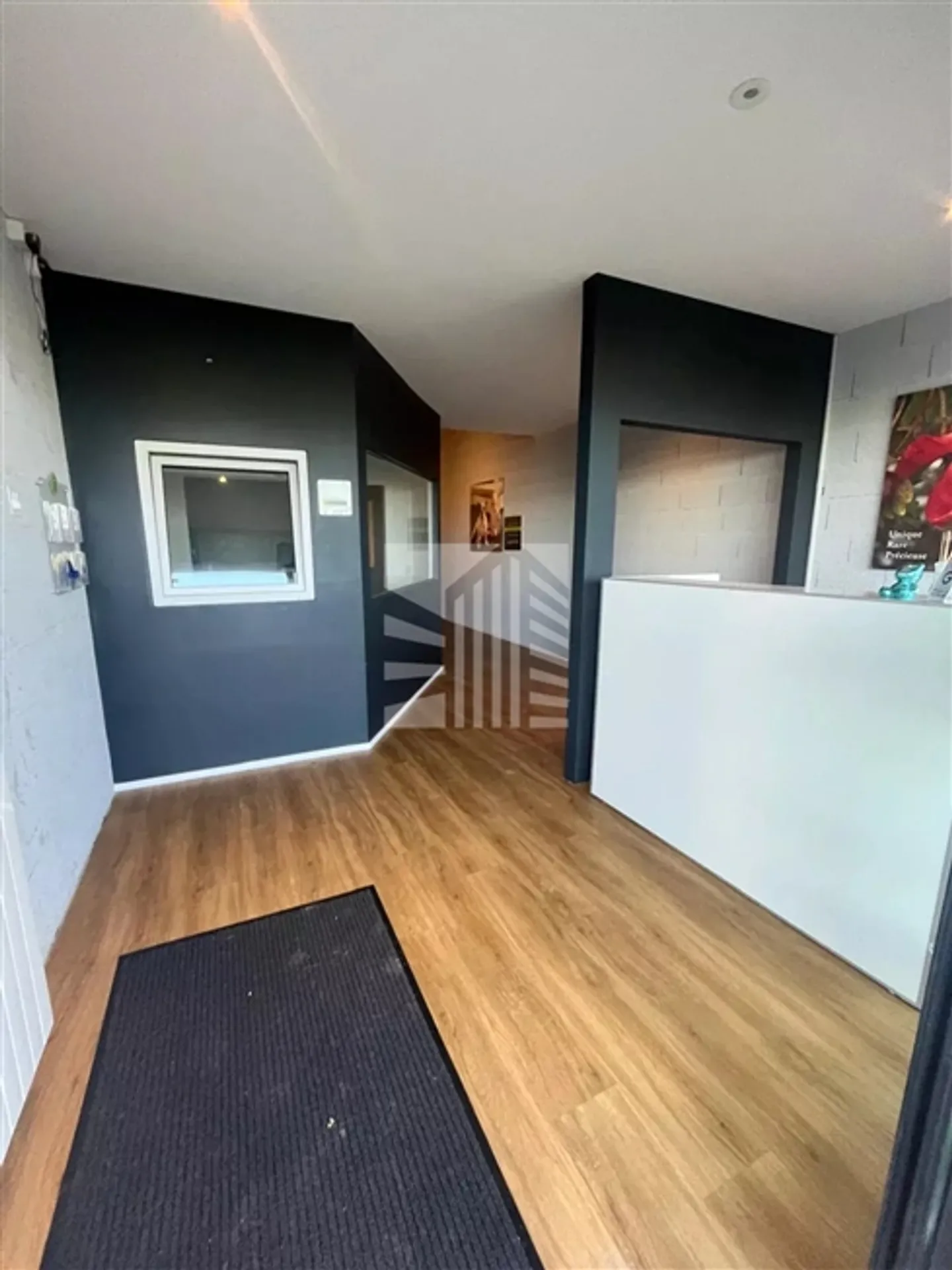 Passage commercial de 85 m² avec haute visibilité - Photo 2 sur 8