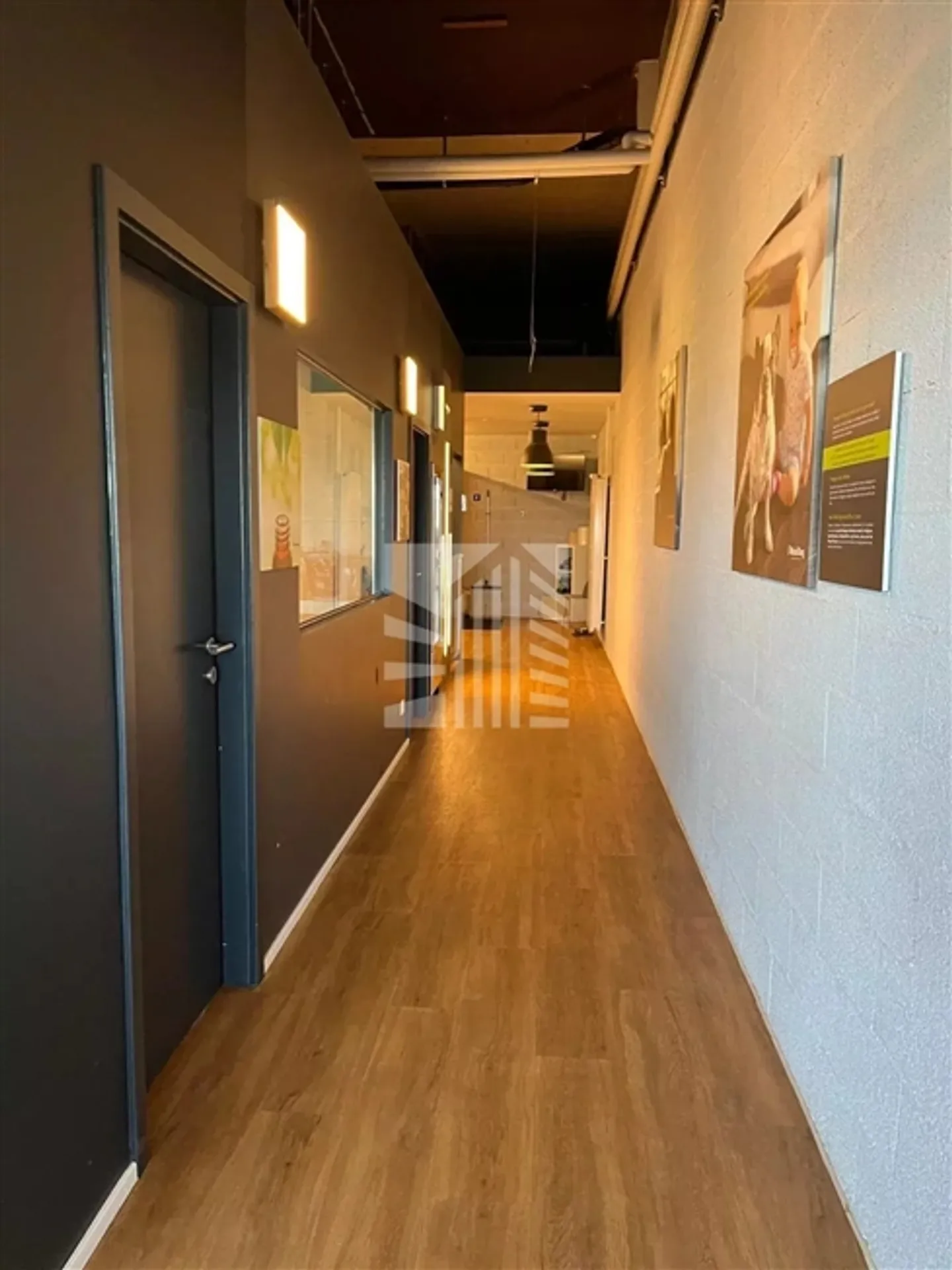Passage commercial de 85 m² avec haute visibilité - Photo 4 sur 8