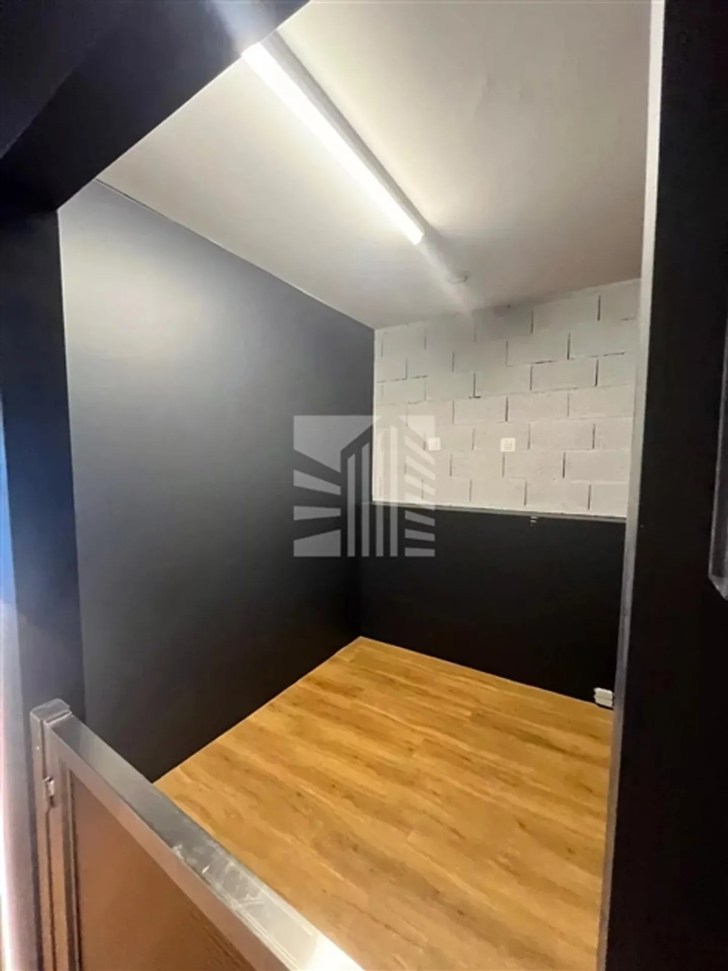 Passage commercial de 85 m² avec haute visibilité - Photo 6 sur 8