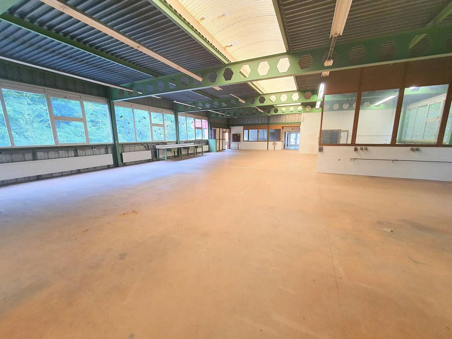 628 m² espace de stockage et de production lumineux avec section bureau - Photo 1 sur 13