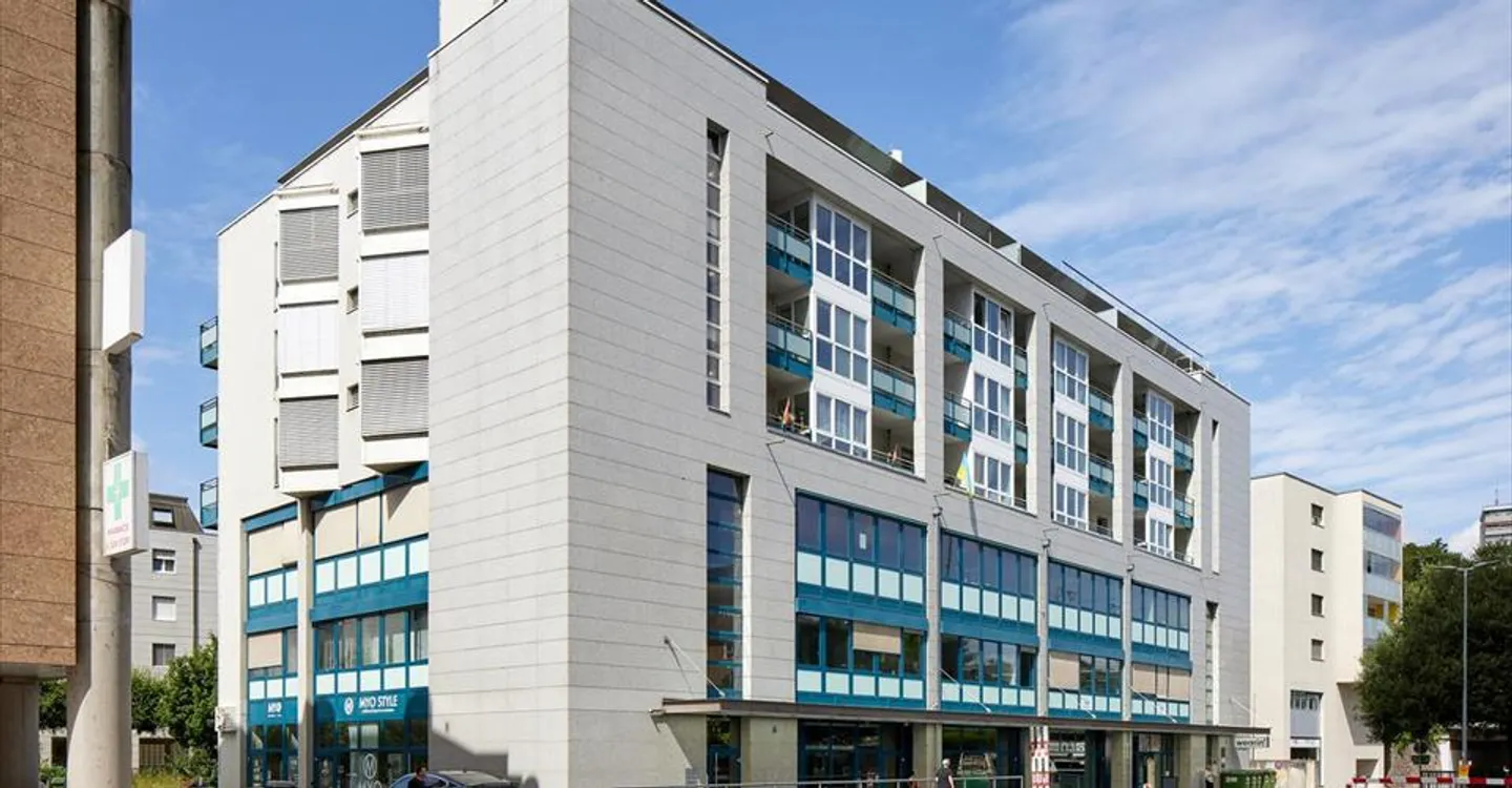 Mixed-use building for rent - Photo 3 of 3