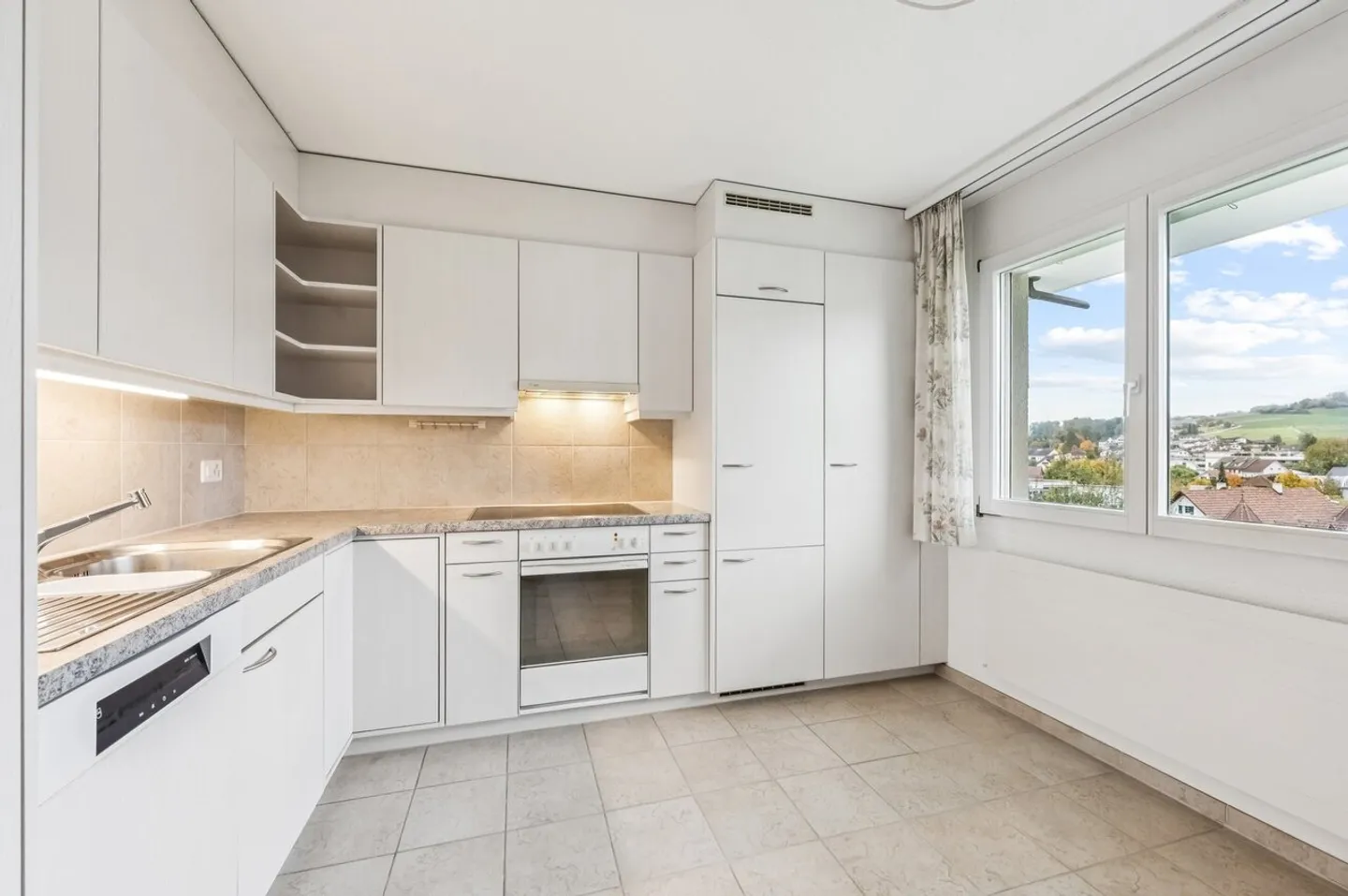 Un emplacement calme rencontre une vue magnifique - Photo 3 sur 8