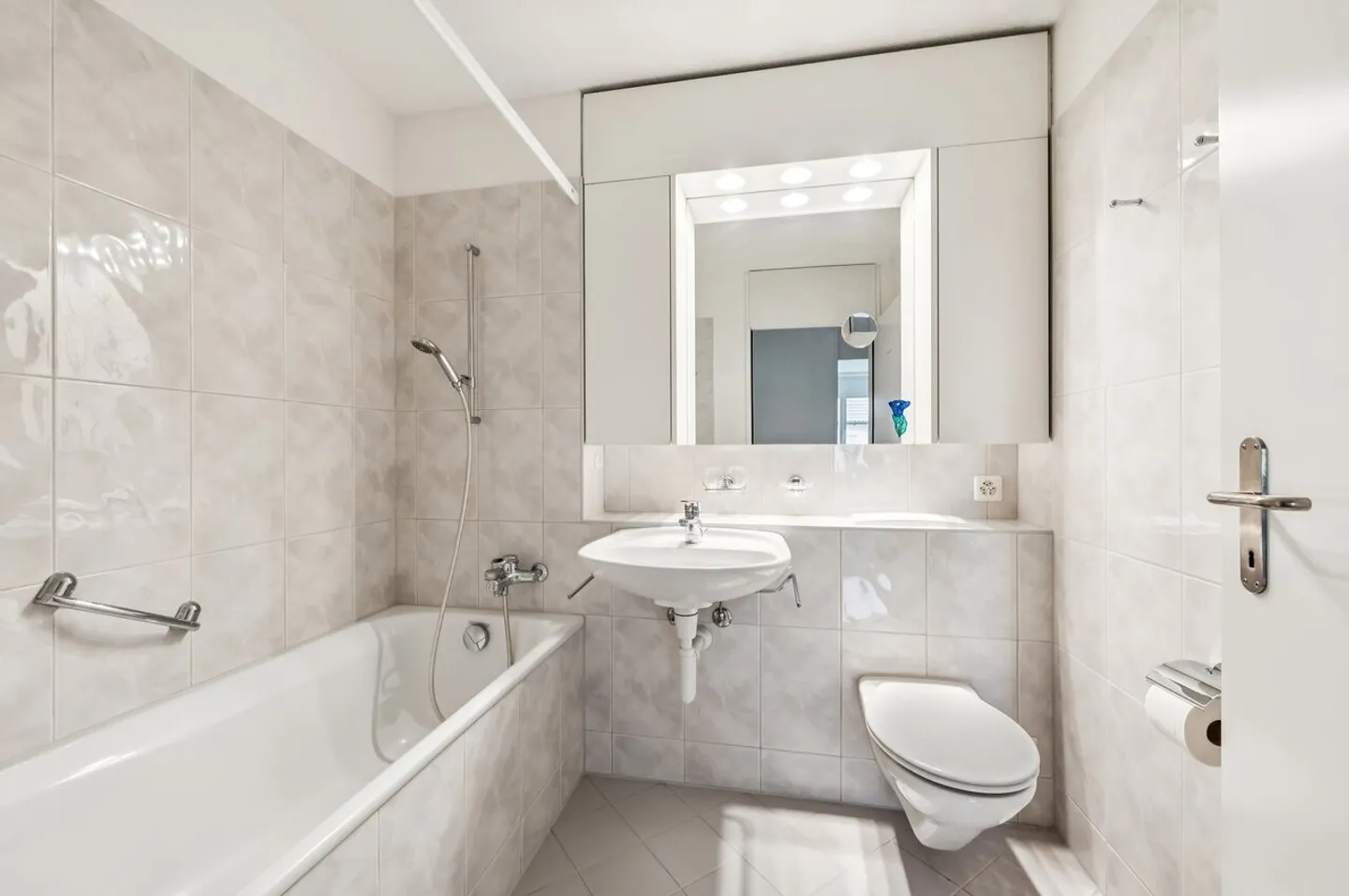 Un emplacement calme rencontre une vue magnifique - Photo 4 sur 8